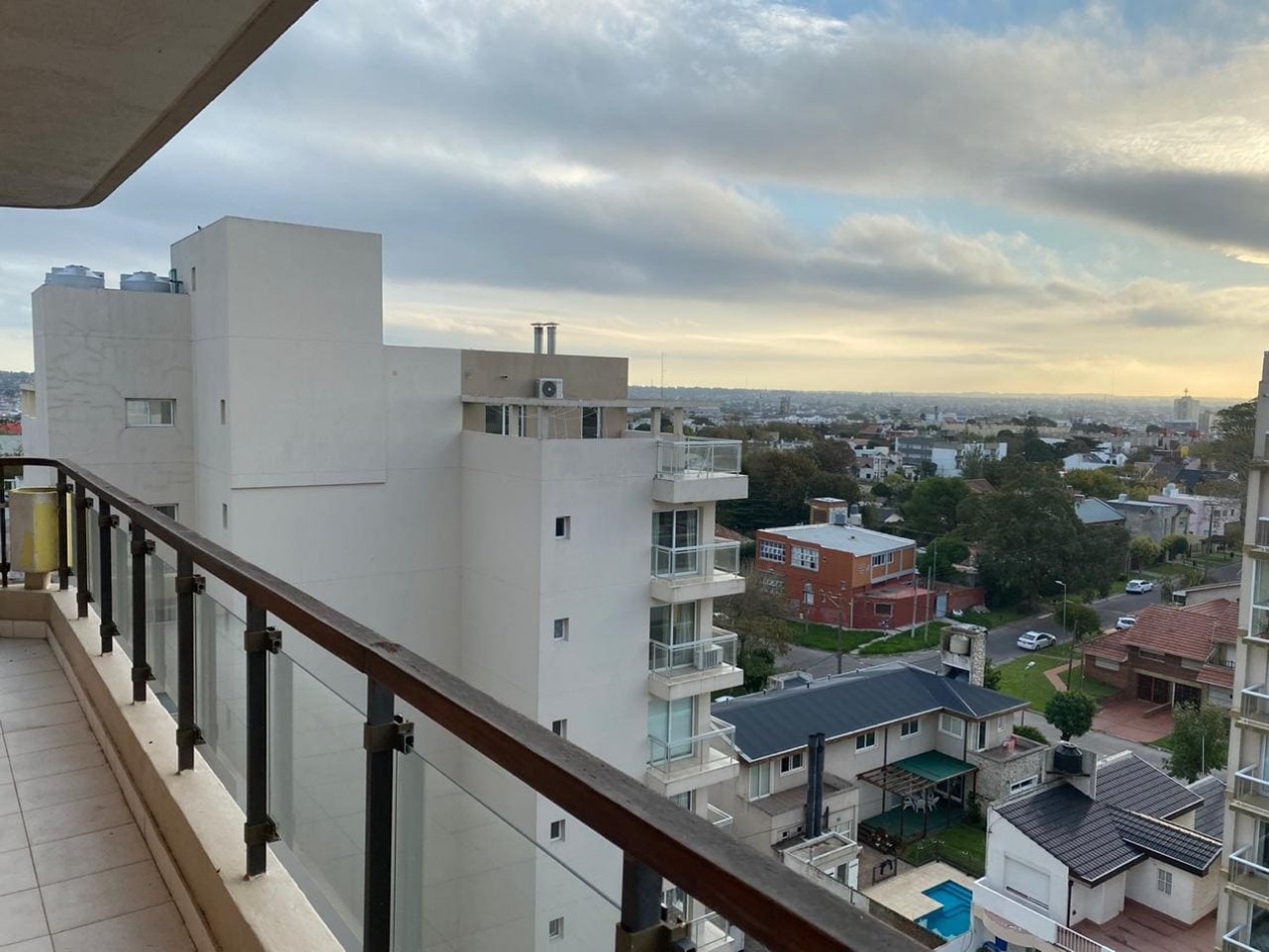 Piso 4 ambientes con dependencia, cochera doble y vista frente al mar Playa Grande