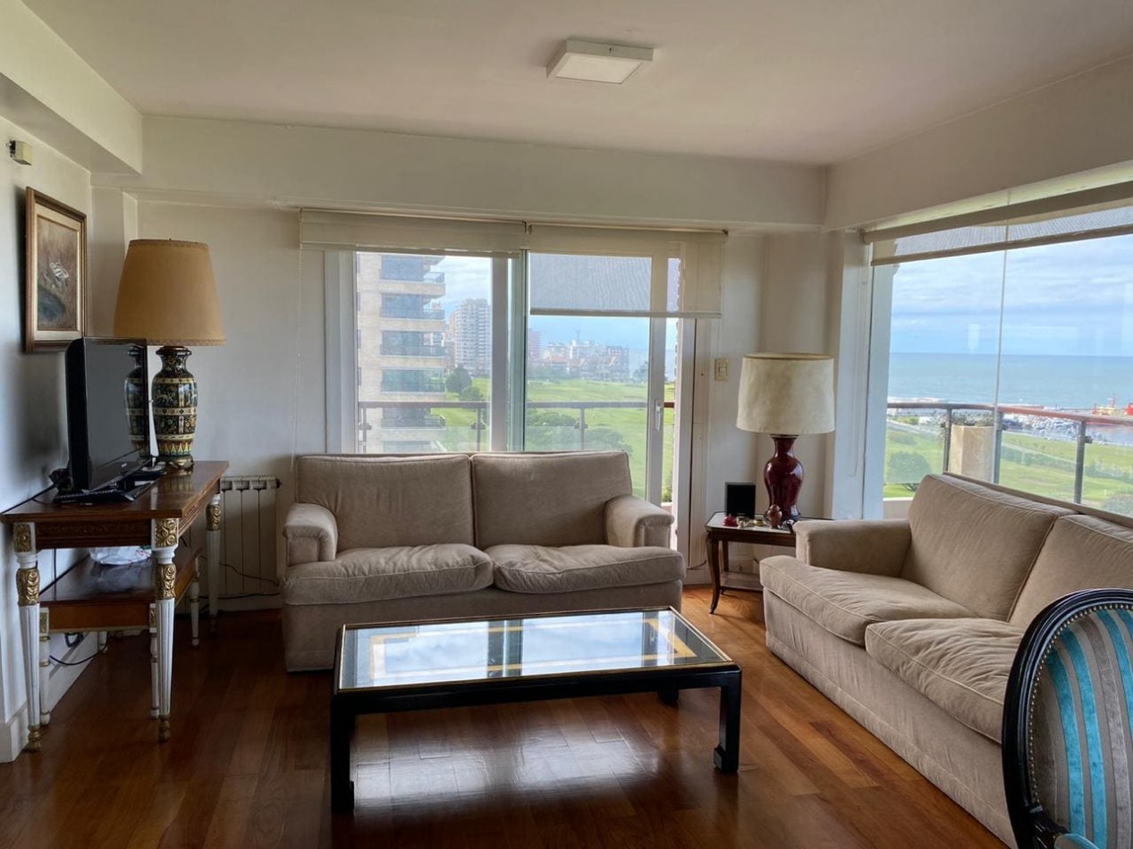 Piso 4 ambientes con dependencia, cochera doble y vista frente al mar Playa Grande
