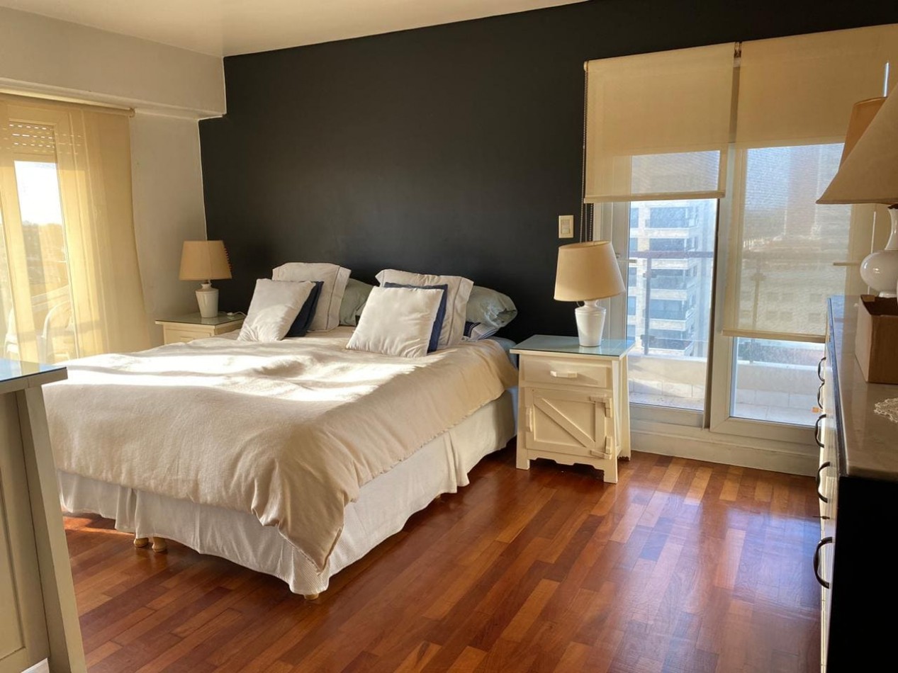 Piso 4 ambientes con dependencia, cochera doble y vista frente al mar Playa Grande