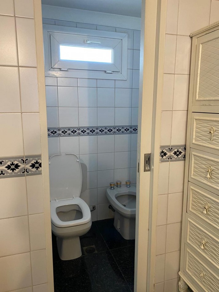 Piso 4 ambientes con dependencia, cochera doble y vista frente al mar Playa Grande