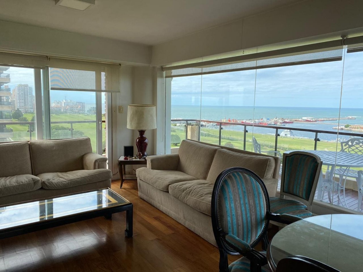 Piso 4 ambientes con dependencia, cochera doble y vista frente al mar Playa Grande