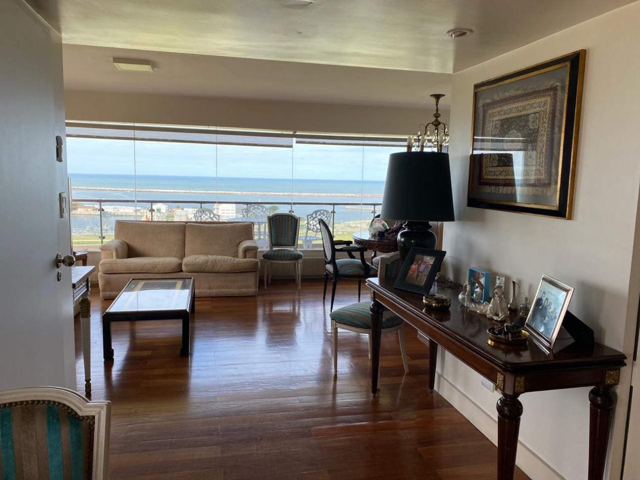 Piso 4 ambientes con dependencia, cochera doble y vista frente al mar Playa Grande