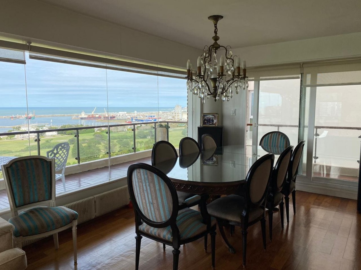 Piso 4 ambientes con dependencia, cochera doble y vista frente al mar Playa Grande