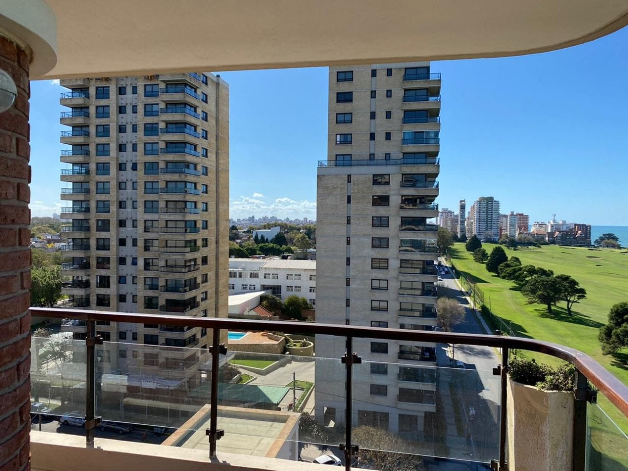 Piso 4 ambientes con dependencia, cochera doble y vista frente al mar Playa Grande