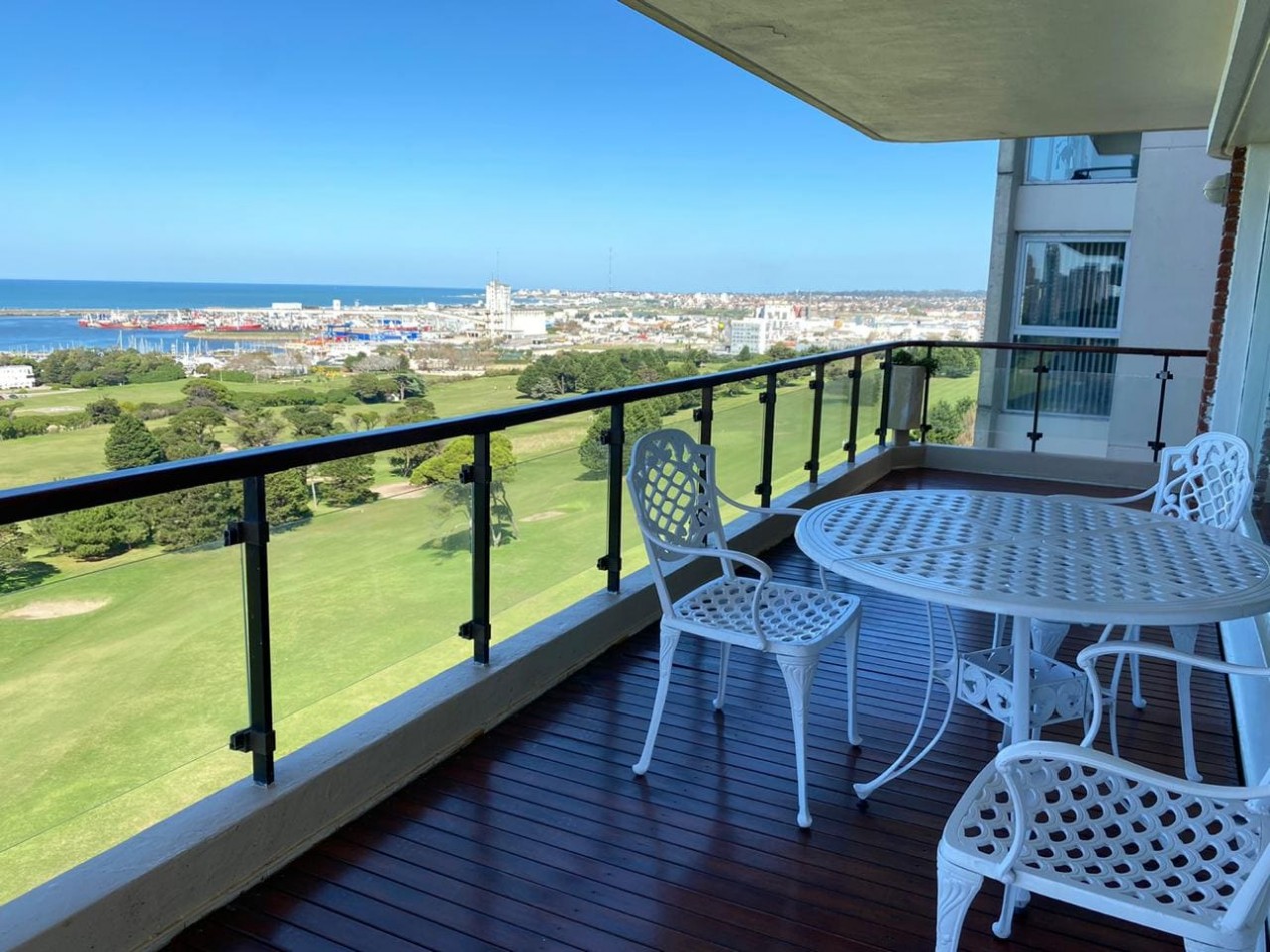 Piso 4 ambientes con dependencia, cochera doble y vista frente al mar Playa Grande