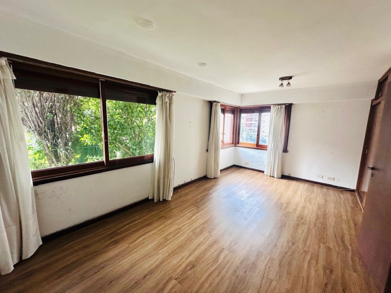 Amplio Departamento con cochera apto uso profesional Playa Grande