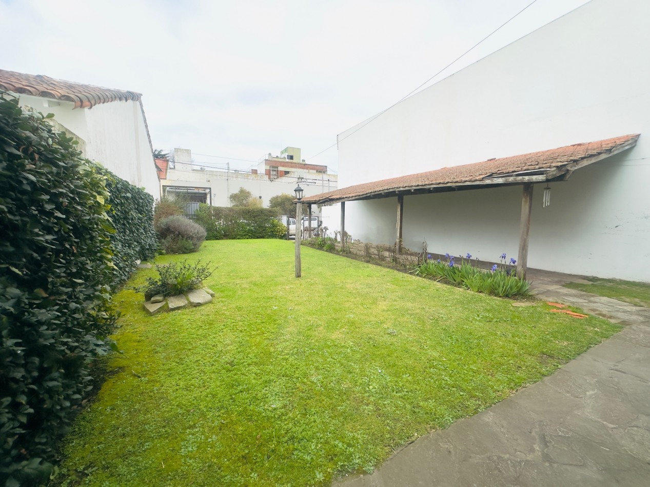 Lote con residencia, posibilidad desarrollo inmobiliario en centro comercial Guemes