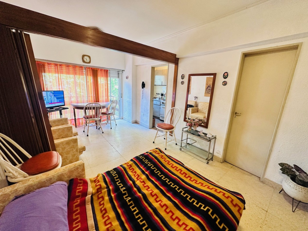 Ambiente con balcon y vista al frente zona Guemes