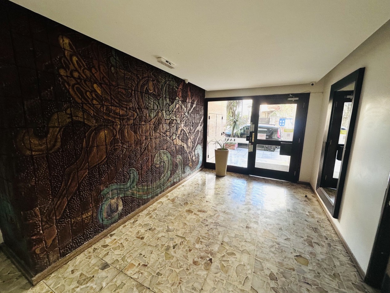 Ambiente con balcon y vista al frente zona Guemes