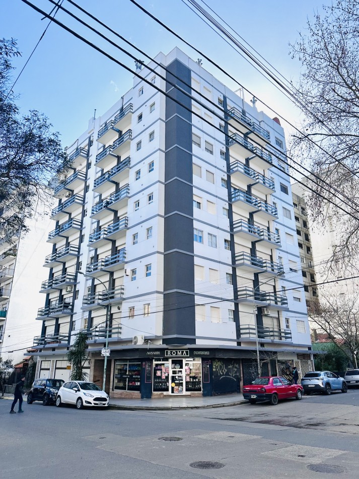 Ambiente con balcon y vista al frente zona Guemes