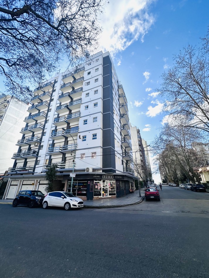 Ambiente con balcon y vista al frente zona Guemes
