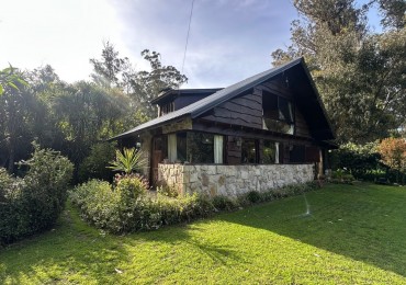Casa desarrollada sobre dos amplios lotes Bosque P. Ramos