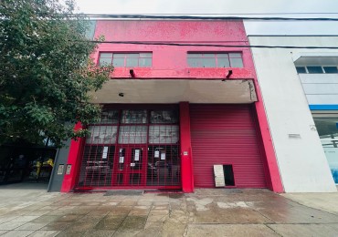 Amplio Local comercial sobre Avenida Juan B Justo
