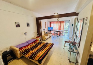 Ambiente con balcon y vista al frente zona Guemes